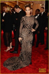 1367930723_jennifer-lopez-met-ball-2013-with-casper-smart-01