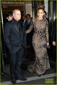 1367930723_jennifer-lopez-met-ball-2013-with-casper-smart-03