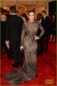 1367930724_jennifer-lopez-met-ball-2013-with-casper-smart-05